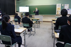 忠類中学校出前講座で町長が生徒に話をしている様子