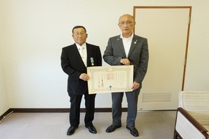 紺野義人さんと町長の写真