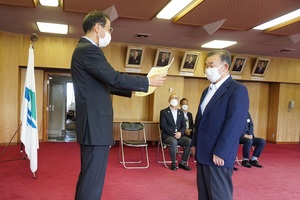 表彰されている写真
