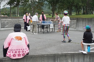 ぞうり卓球大会の試合を行っている様子