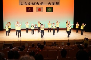 しらかば大学祭の踊り披露の様子