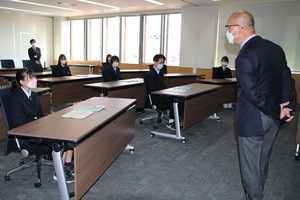 高校生と町長が対話している様子