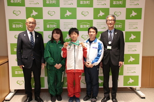 赤石泰雅さんがトランポリン世界大会の結果報告に来られた際の記念写真