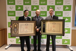 秋の叙勲受章報告に来られた際の記念写真 その1