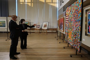 第33回まくべつ絵画展と街かどギャラリー「フォトクラブまくべつ写真展」訪問の様子