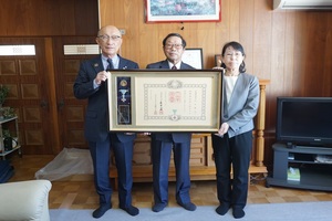 丸田さんとその妻久美子さんとの記念写真