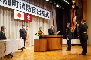 幕別町消防団出初式で挨拶を述べる様子 その2