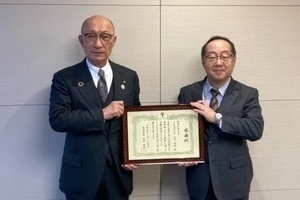 株式会社セコマへ感謝状を贈呈した際の記念写真