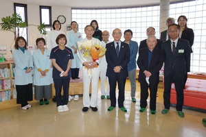 忠類診療所の塩塚 実医師へ花束を贈呈した際の記念写真