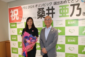 桑井亜乃さんが表敬訪問に来られた際の記念写真 その2
