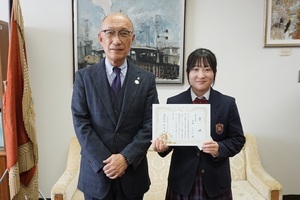 表彰された幕別中学校の尾田このみさんとの記念写真