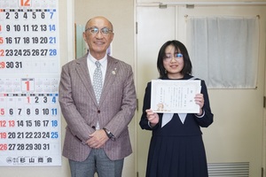 表彰された糠内中学校の山本美桜さんとの記念写真