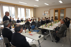 老人クラブの新年会で挨拶を述べる様子 その2
