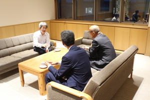平田オリザさんと懇談する様子