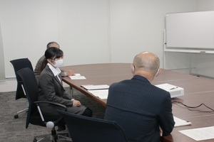 本町出身の北大生、坂口桃花さんとの懇談の様子