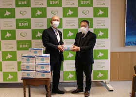 株式会社アルムシステムよりマスクが寄贈された際の記念写真