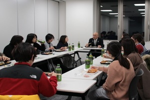 役場の女性職員との懇談の様子