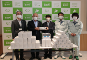 森若建設株式会社からマスクを寄贈いただいた際の記念写真