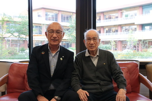 坂井與作さんに100歳のお祝いと記念の品をお渡した際の記念写真