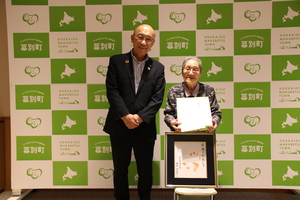妹尾スズ子さんに100歳お祝いの記念品をお渡しした際の記念写真