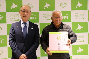 瀨戸キミノさんの100歳のお祝いを息子さんにお渡しした際の記念写真