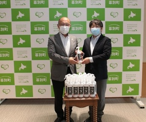 有限会社ニューパックとがしより消毒液が寄贈された際の記念写真