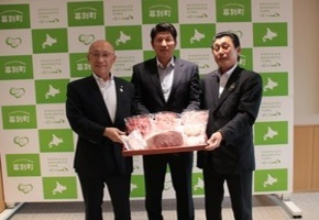 幕別町農協の前川厚司組合長と小田嶋知之肥育委員長との記念写真