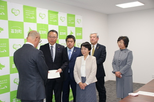 飯田町長に政策提言書を手渡し(令和3年3月19日)