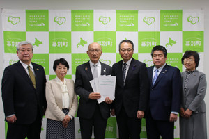 飯田町長に政策提言書を手渡し(令和3年3月19日)