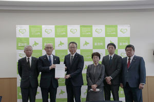 飯田町長に政策提言書を手渡し(令和5年3月17日)