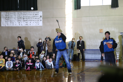 幕別小学校でキャッチボールをしている様子