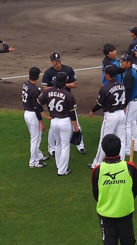 投手陣で談笑中の大谷選手
